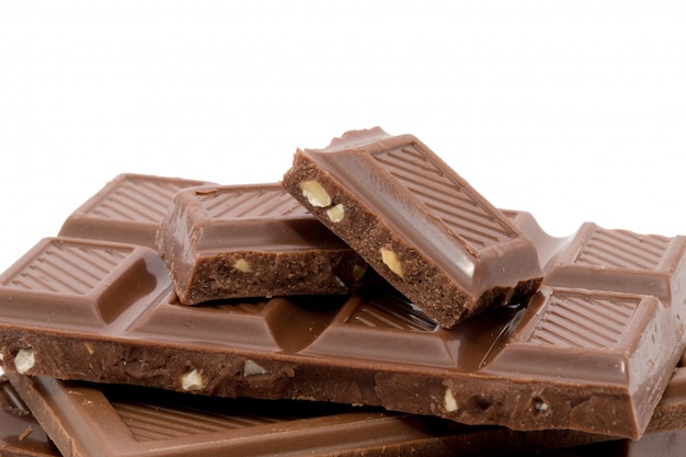 Foto barra de chocolate con almendras aislado