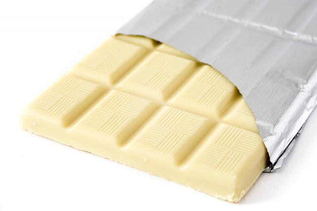 Foto barra de chocolate blanco aislado en blanco de cerca