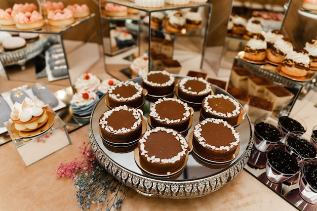 La barra de chocolate de la boda está llena de diferentes postres. mesa de bodas en el banquete