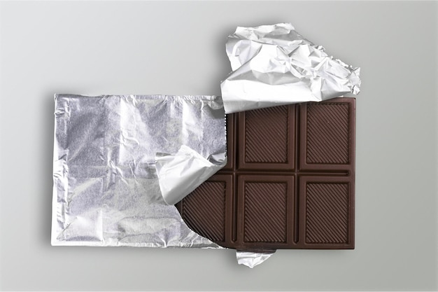Barra de chocolate envuelta en papel de aluminio
