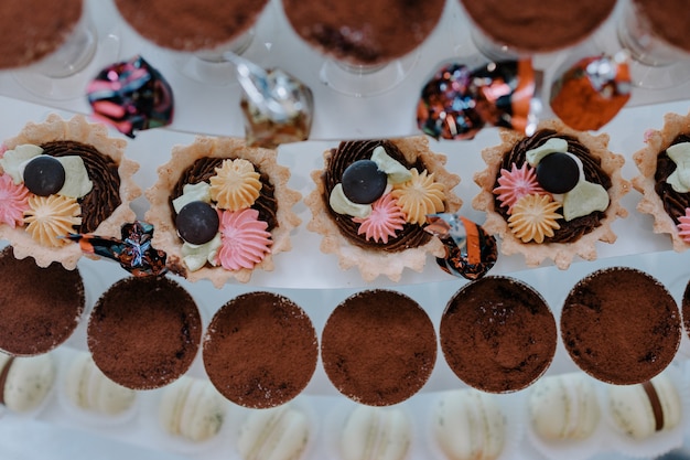 Barra de chocolate en un evento. Mesa de postres con dulces.