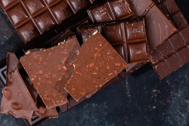 Una barra de chocolate negro con la palabra chocolate