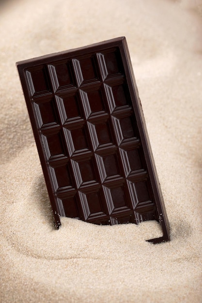 La barra de chocolate negro radica en el abuso del chocolate con azúcar y el concepto de adicción al cuidado corporal y dental
