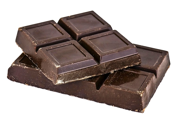 barra de chocolate negro sobre fondo blanco