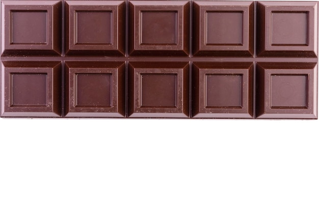 Una barra de chocolate negro sobre un fondo blancoCopiar espacio