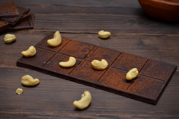 Barra de chocolate oscuro con anacardos closeup