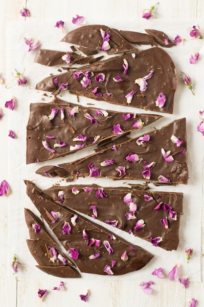 Barra de chocolate con pétalos de rosa