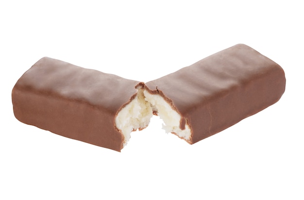 Foto barra de chocolate con relleno de coco. aislado en un fondo blanco. cortar usando un camino. profundidad de campo completa ...
