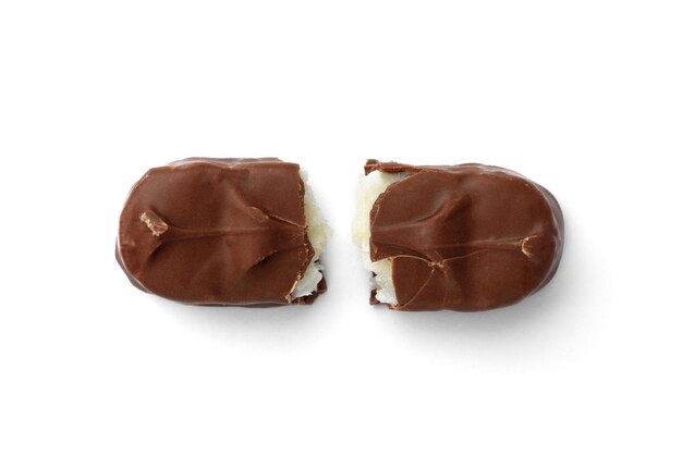 Foto barra de chocolate con relleno de coco aislado sobre fondo blanco.