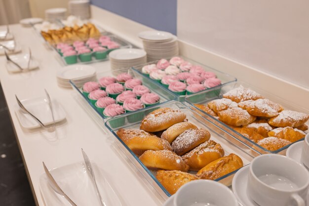 Barra de chocolate rosa en una fiesta de cumpleaños.