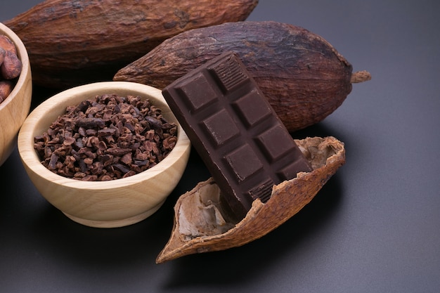 Barra de chocolate y vaina de cacao seca