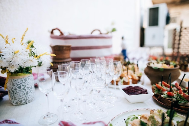 Barra de álcool tradicional com lanches na cerimônia de casamento