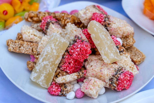 Barra de cereais doce tailandesa feita de arroz, nozes, sementes de gergelim e açúcar no prato para a cerimônia de noivado tailandesa. sobremesa de nozes na tailândia, close-up