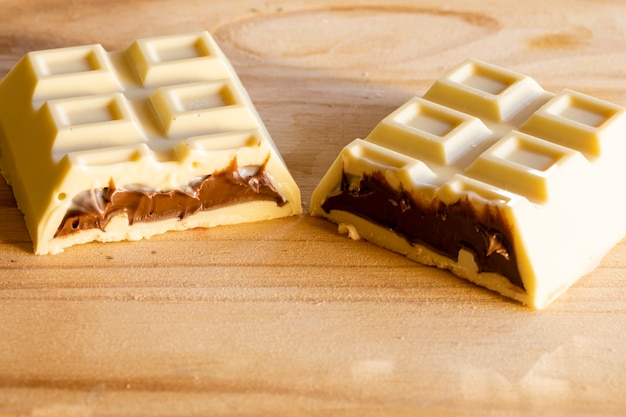 Barra de chocolate ao leite recheada com doce de leite, amendoim e morango