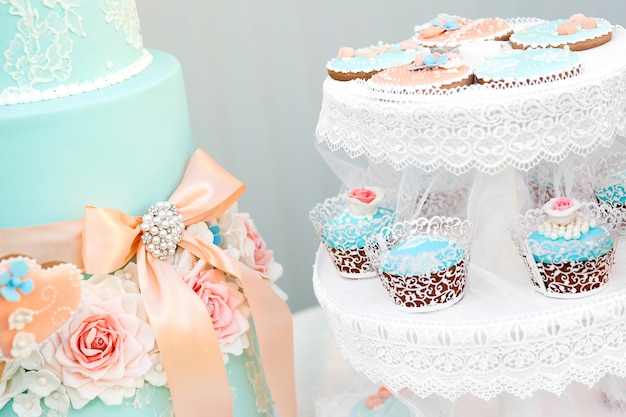 Foto barra de chocolate azul e bolo de casamento