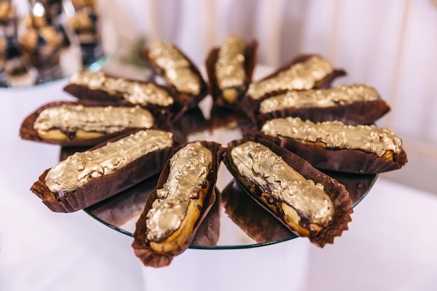 Barra de chocolate decorada com deliciosos bolos de frutas doces eclairs de casamento