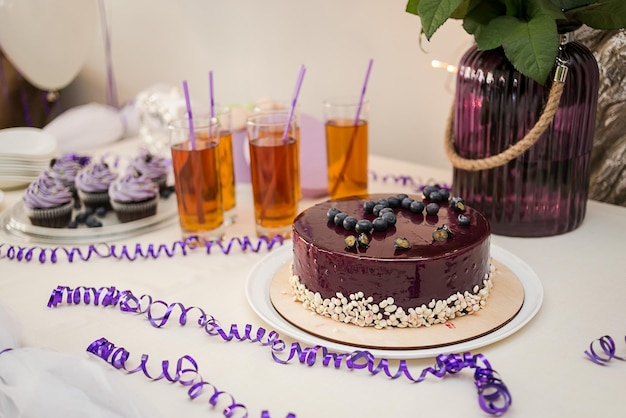 Barra de chocolate decorada por delicioso buffet doce com cupcakes e outras sobremesascandiesfeliz aniversário conceito