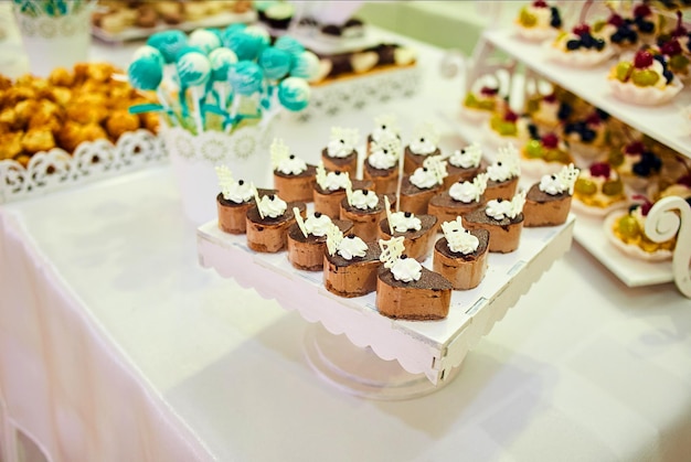 Barra de chocolate decorada por delicioso buffet doce com cupcakes e outras sobremesascandiesfeliz aniversário conceito