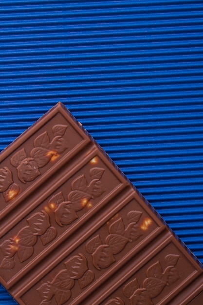Barra de chocolate decorativa com avelãs em close-up