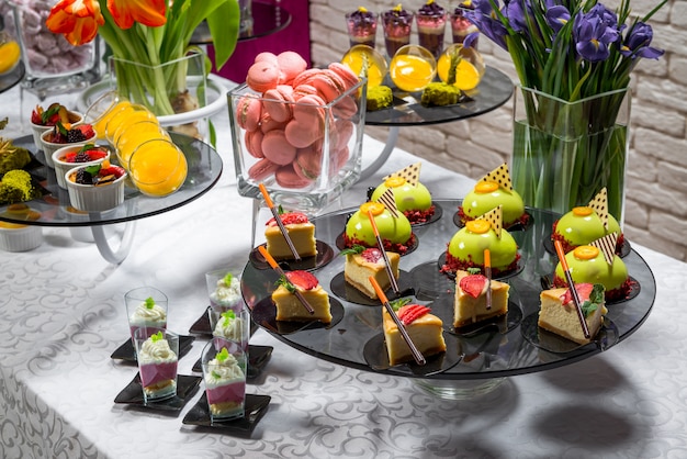 Barra de chocolate, deliciosas sobremesas de frutas em um restaurante