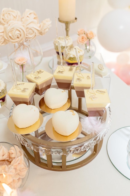 Barra de chocolate e bolo de casamento. Mesa com doces, buffet com cupcakes, doces, sobremesa.