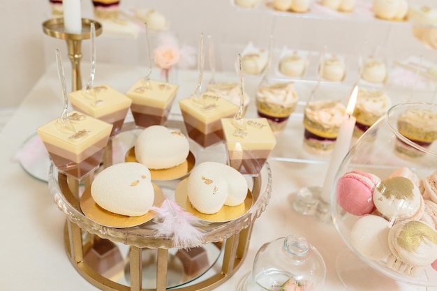 Barra de chocolate e bolo de casamento. mesa com doces, buffet com cupcakes, doces, sobremesa.