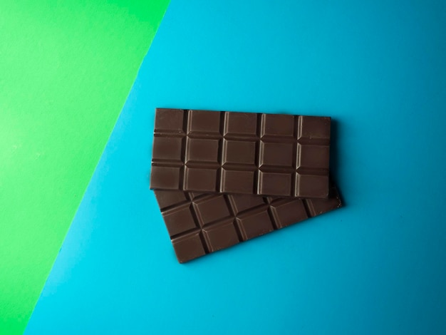 Barra de chocolate em fundo multicolorido