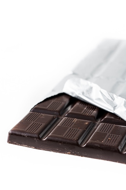 Barra de chocolate isolada no branco