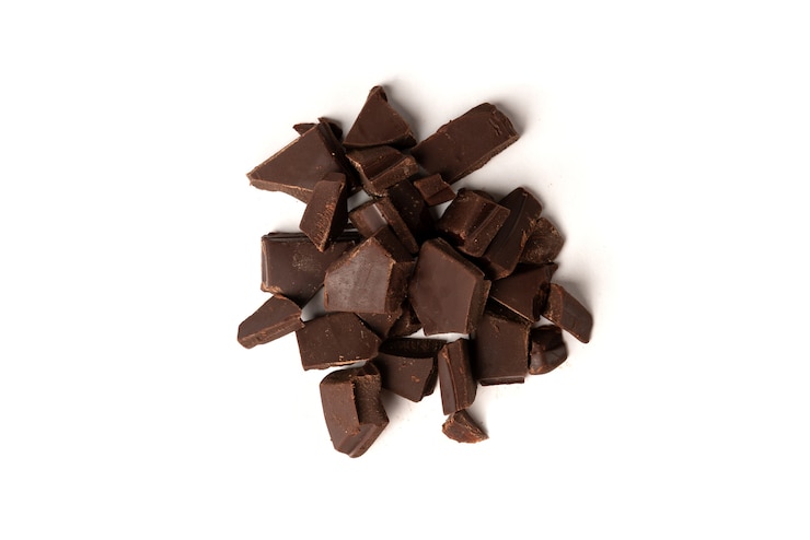 Foto barra de chocolate isolada no fundo branco.