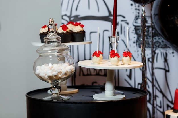 Foto barra de chocolate na festa de aniversário da mulher com bolos