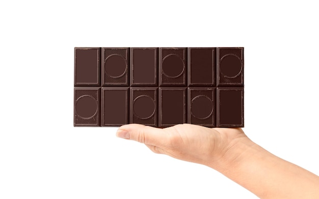 Barra de chocolate na mão sobre um fundo branco