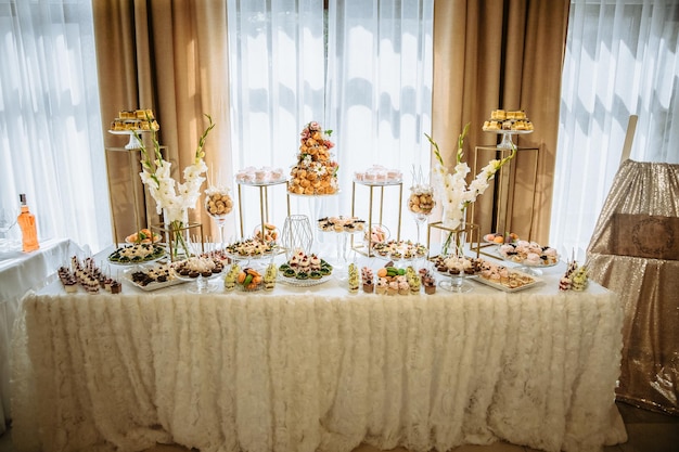 Barra de chocolate na recepção do casamento Cupcakes e doces Lindas decorações Flores brancas Sobremesas deliciosas
