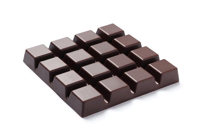 Barra de chocolate preta isolada em um fundo branco.