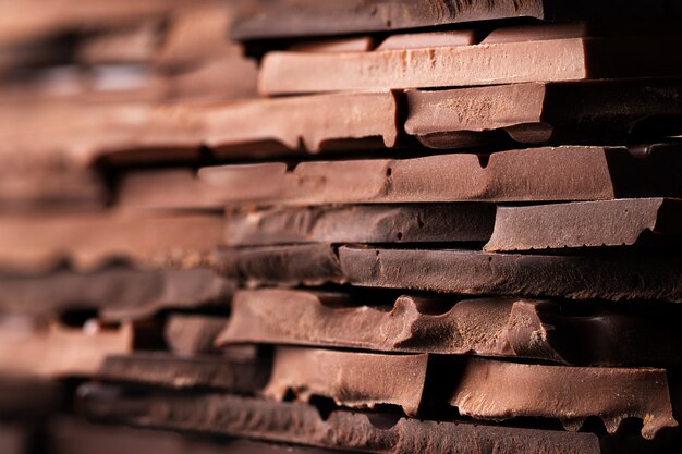 Barra de chocolate quebrada de textura, lanche doce para sobremesa