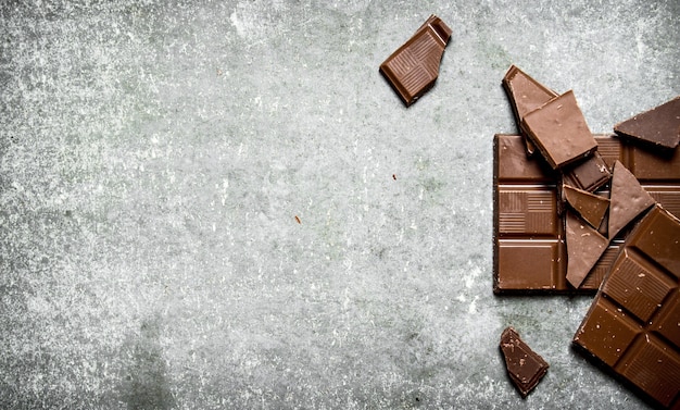 Barra de chocolate quebrada na mesa de pedra