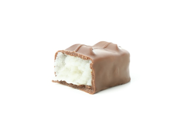 Barra de chocolate saborosa isolada em fundo branco