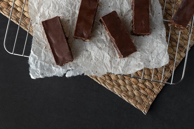 Barra de energia de chocolate sem glúten vegetariana em fundo escuro