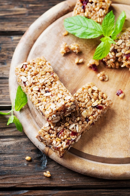 Barra de granola na mesa de madeira