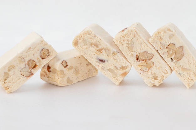 Barra de nougat fatiada tradicional em fundo branco.