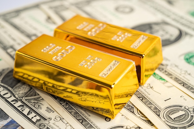 Barra de ouro nas notas de dólar dos EUA, dinheiro, economia, finanças, comércio, câmbio, conceito de investimento