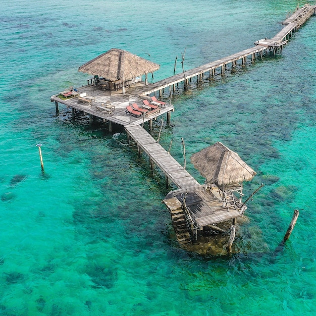 Barra de praia de madeira no mar e cabana no cais na ilha de koh Mak Trat Tailândia