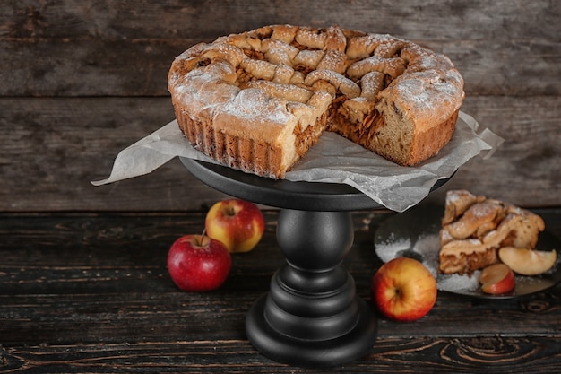 Barra de sobremesas com deliciosa torta de maçã na mesa de madeira