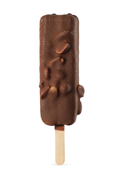Barra de sorvete de picolé com cobertura de chocolate e amendoim isolado em branco