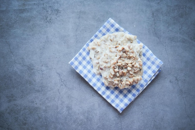 Barra dulce de nueces de guisante en un plato sobre fondo negro