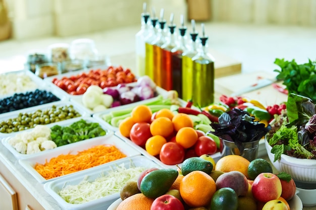 Foto barra de ensaladas con verduras en el restaurante comida saludable