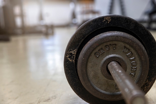 barra en el estante en el gimnasio.