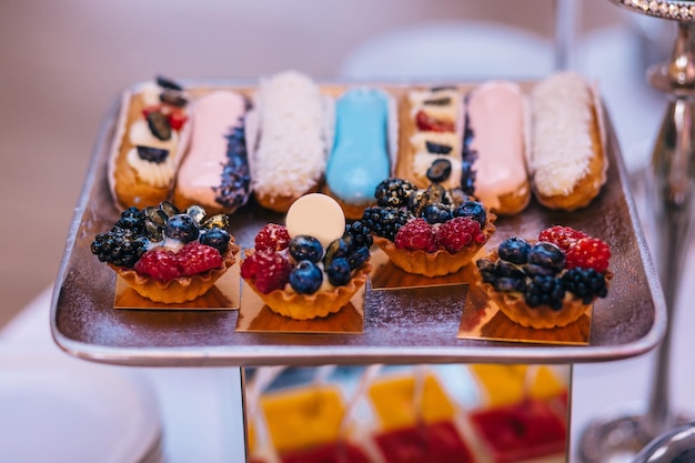 Barra de frutas para las fiestas Buffet de dulces para un cumpleaños o una boda Una variedad de postres en la mesa