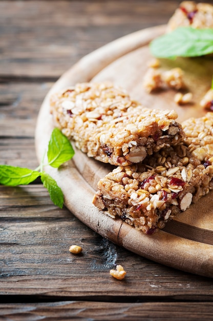 Barra de granola en mesa de madera