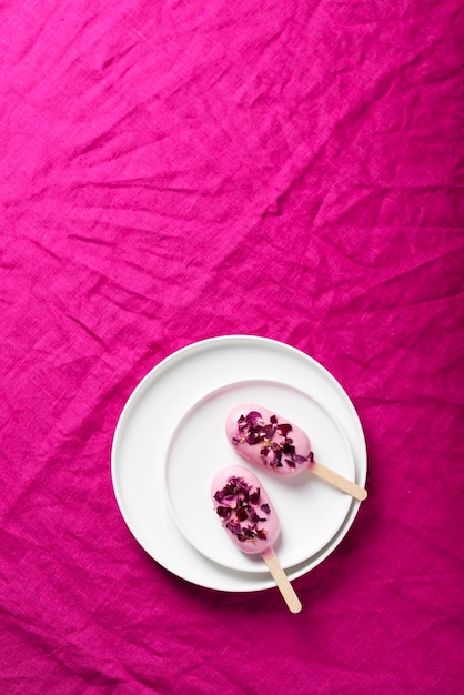 Barra de helado con cobertura rosa