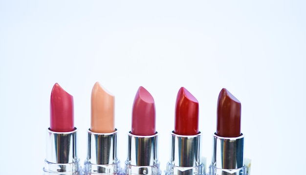 Barra de labios de alta calidad Maquillaje diario Arte cosmético Barra de labios para maquillaje profesional Elige el color que más te convenga Compara productos de maquillaje Concepto de cuidado de labios Barras de labios sobre fondo blanco